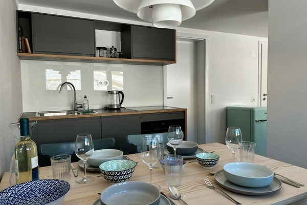 Offene K�che & Esszimmer  K�che und Esszimmer sind offen mit dem Wohnraum verbunden. Die K�che ist komplett ausgestattet und bietet � verteilt auf zwei K�chenzeilen � alles zum gemeinsamen Kochen, Essen und Genie�en: K�hlschrank, Herd, Backofen/Mikrowelle