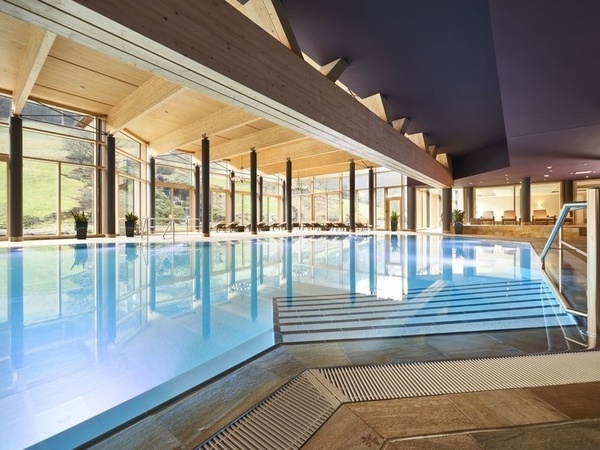Bild des Innenbeckens der Mineraltherme Bad Teinach, sowie einiger Badeliegen. Bildnachweis: Mit freundlicher Genehmigung der Hotel Therme Bad Teinach