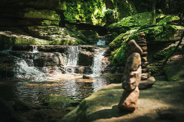 Monbachtal Wasserfall mit Steintürmen Copyright: (©Locher Fotodesign & Manufaktur) Monbachtal Wasserfall mit Steintürmen Copyright: (©Locher Fotodesign & Manufaktur)